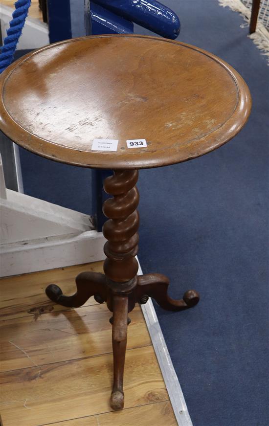 A Victorian walnut tripod table Diameter 48cm